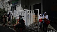 Warga antre dengan tertib sehingga tidak terjadi penumpukan saat membeli minyak goreng.  