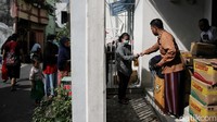 Guna menghindari keramaian, diberikan jadwal pembelian minyak goreng untuk warga yang telah menerima kupon.