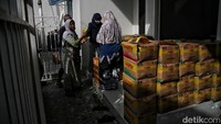 Sejumlah warga membeli minyak goreng di kawasan Rumah Yatim Sunter Muara, Sunter Agung, Jakarta Utara, Selasa (22/3/2022).  