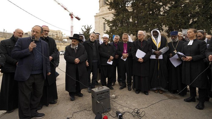 Saat Tokoh Lintas Agama di Yerusalem Serukan Perdamaian Rusia-Ukraina Pemuka agama Islam, Kristen, dan Yahudi gelar aksi damai di Yerusalem. Dalam aksinya mereka menyerukan perdamaian di Ukraina yang kini tengah diserang Rusia.