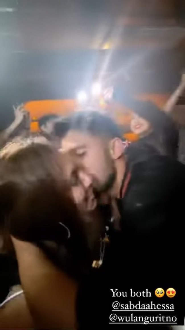 Dalam salah satu kesempatan, Sabda Ahessa juga tampak mencium mesra pipi Wulan Guritno. Momen tersebut kemudian diabadikan oleh salah satu tamu undangan yang hadir dan dibagikan ke media sosial. Foto: Instagram