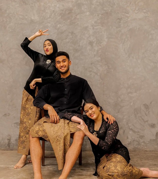 Terlepas dari gaya kesehariannya yang kasual, Sabda ikut mengapresiasi kekayaan budaya Indonesia lewat penampilannya. Untuk sebuah pemotretan, ia berpose dengan baju bergaya etnik. Jarik batik jadi bawahannya. (Foto: Instagram/@sabdaahessa)