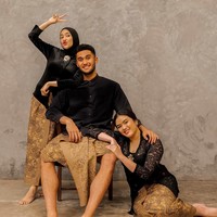 Terlepas dari gaya kesehariannya yang kasual, Sabda ikut mengapresiasi kekayaan budaya Indonesia lewat penampilannya. Untuk sebuah pemotretan, ia berpose dengan baju bergaya etnik. Jarik batik jadi bawahannya. (Foto: Instagram/@sabdaahessa)