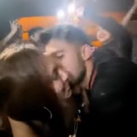 Dalam salah satu kesempatan, Sabda Ahessa juga tampak mencium mesra pipi Wulan Guritno. Momen tersebut kemudian diabadikan oleh salah satu tamu undangan yang hadir dan dibagikan ke media sosial. Foto: Instagram