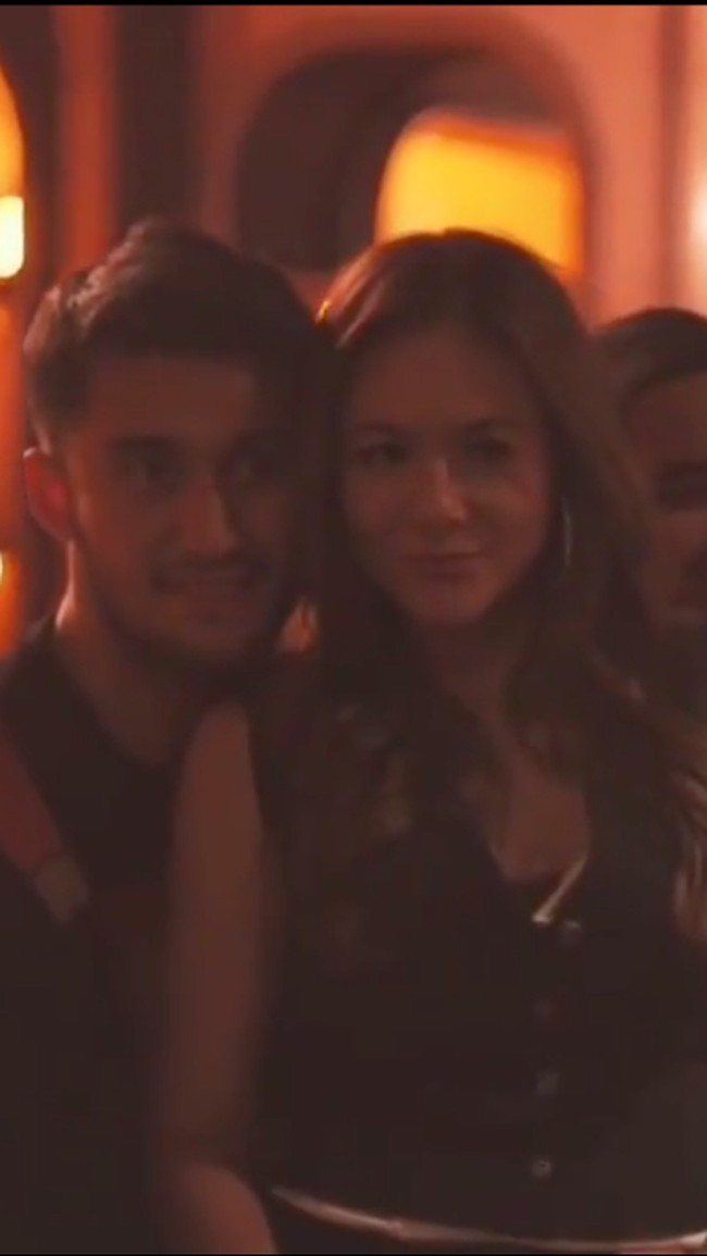 Sabda Ahessa dan Wulan Guritno dikabarkan sebagai sepasang kekasih setelah keduanya tampil mesra di acara ulang tahun Sabda baru-baru ini. Mereka pun bergaya kompak dalam balutan busana serba hitam. (Foto: Instagram)