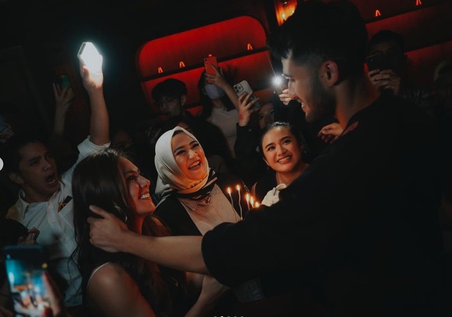Kedekatan antara Wulan dan Sabda pun mulai semakin jelas terlihat melalui foto-foto dan video ulang tahun Sabda yang banyak diunggah oleh para tamu undangan. Wulan terlihat ikut memberikan kejutan dengan membawa kue ulang tahun untuk Sabda Ahessa. Foto: Instagram