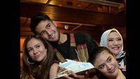 Wulan Guritno dan Sabda Ahessa tak canggung lagi memperlihatkan kemesraan mereka di depan keluarga dan sahabat. Foto: Instagram