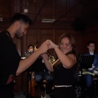 Di acara momen acara ulang tahun tersebut Wulan dan Sabda Ahessa pun terlihat berjoget mesra. Keduanya tampak begitu dekat bak sepasang kekasih. Foto: Instagram