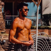 Sada sempat menggunggah foto penampilannya saat liburan. Ia hanya mengenakan celana pendek. Tubuhnya yang atletis pun terekspos. (Foto: Instagram/@sabdaahessa)