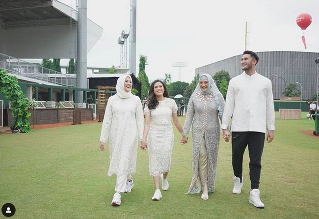 Kekompakan Sabda dan keluarga juga ditunjukkan saat mereka dipotret dalam balutan busana serba putih. (Foto: Instagram/@sabdaahessa)