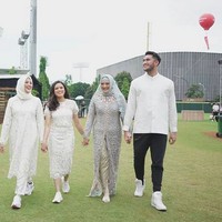 Kekompakan Sabda dan keluarga juga ditunjukkan saat mereka dipotret dalam balutan busana serba putih. (Foto: Instagram/@sabdaahessa)