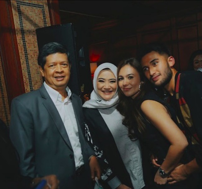 Perbedaan usia tampaknya tak jadi kendala Wulan dan Sabda kala itu. Keduanya disebut sudah mengantongi restu dari orangtua. Foto: dok. Instagram