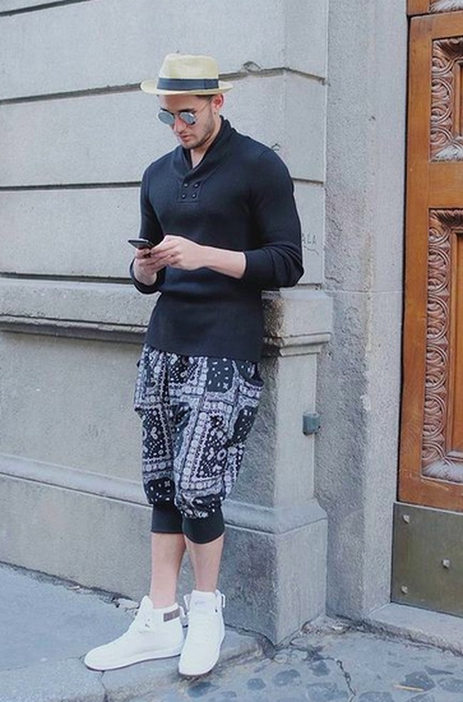 Gaya rasa Indonesia turut dibawanya saat berpelesir ke luar negeri. Sebuah unggahan memperlihatkan Sabda memakai celana 3/4 motif batik dengan atasan lengan panjang berwarna hitam. Tidak ketinggalan topi, sunnies, dan sneakers putih yang kekinian.  (Foto: Instagram/@sabdaahessa)