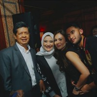 Wulan Guritno dikabarkan menjalin asmara dengan Sabda Ahessa, putra mendiang Sys NS. Kedekatan keduanya pertama kali terlihat saat menghadiri ulang tahun Adilla Dimitri. Saat foto bersama, Wulan yang berusia 15 tahun lebih tua tampak memeluk Sabda. Foto: dok. Instagram