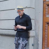 Gaya rasa Indonesia turut dibawanya saat berpelesir ke luar negeri. Sebuah unggahan memperlihatkan Sabda memakai celana 3/4 motif batik dengan atasan lengan panjang berwarna hitam. Tidak ketinggalan topi, sunnies, dan sneakers putih yang kekinian.  (Foto: Instagram/@sabdaahessa)