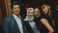 Sabda Ahessa memeluk Wulan Guritno saat foto bareng ibundanya. Foto: dok. Instagram