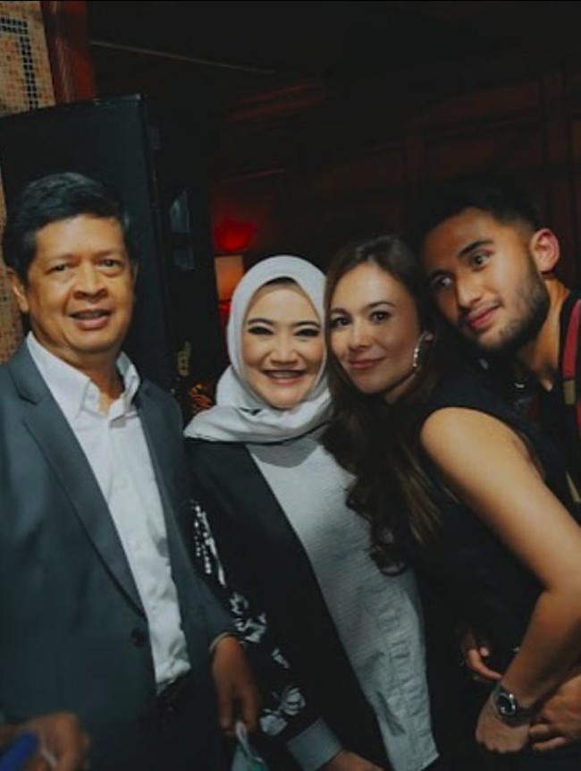 Wulan Guritno dikabarkan menjalin asmara dengan Sabda Ahessa, putra mendiang Sys NS. Kedekatan keduanya pertama kali terlihat saat menghadiri ulang tahun Adilla Dimitri. Saat foto bersama, Wulan yang berusia 15 tahun lebih tua tampak memeluk Sabda. Foto: dok. Instagram
