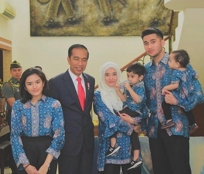 Saat Presiden Joko Widodo berkunjung ke rumah untuk silaturahmi, Sabda sekeluarga tampil kompak dengan batik bernuansa biru. (Foto: Instagram/@sabdaahessa)