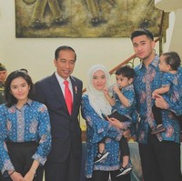Saat Presiden Joko Widodo berkunjung ke rumah untuk silaturahmi, Sabda sekeluarga tampil kompak dengan batik bernuansa biru. (Foto: Instagram/@sabdaahessa)