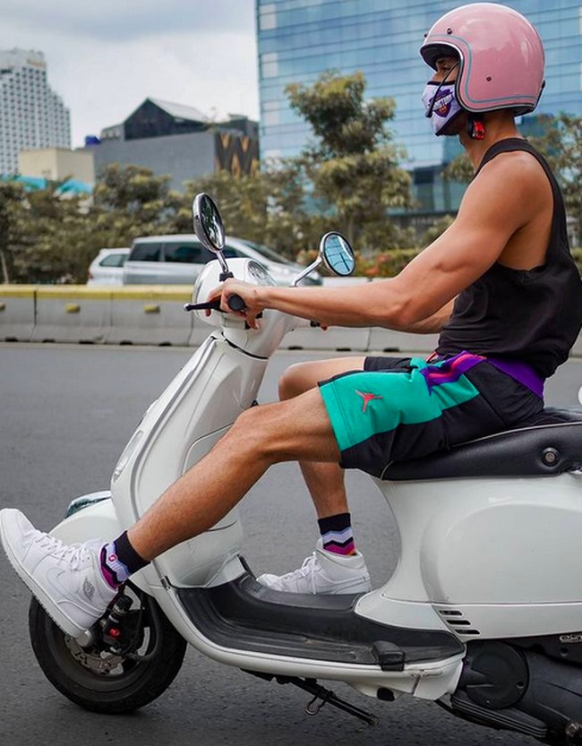 Sabda yang usianya 15 tahun lebih muda dari Wulan Guritno rupanya juga senang mengendarai Vespa. Saat jalan-jalan mengelilingi ibukota, ia mengandalkan gaya kasual dengan pakaian tabrak warna yang catchy. (Foto: Instagram/@sabdaahessa)