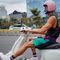 Sabda yang usianya 15 tahun lebih muda dari Wulan Guritno rupanya juga senang mengendarai Vespa. Saat jalan-jalan mengelilingi ibukota, ia mengandalkan gaya kasual dengan pakaian tabrak warna yang catchy. (Foto: Instagram/@sabdaahessa)