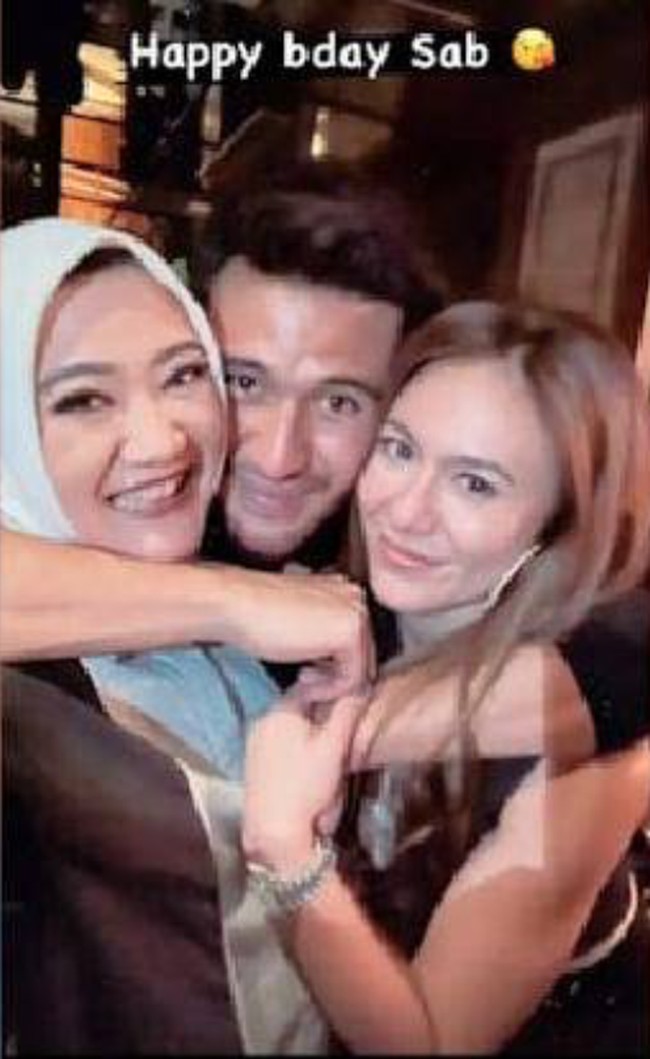 Putra almarhuum Sys NS, Sabda Ahessa baru saja merayakan ulang tahunnya yang ke 26 tahun. Di momen spesialnya itu, Sabda Ahessa tampak mendapatkan kejutan perayaan ulang tahun dari keluarga dan para kerabatnya, salah satunya Wulan Guritno. Foto: Instagram