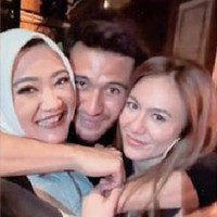 Putra almarhuum Sys NS, Sabda Ahessa baru saja merayakan ulang tahunnya yang ke 26 tahun. Di momen spesialnya itu, Sabda Ahessa tampak mendapatkan kejutan perayaan ulang tahun dari keluarga dan para kerabatnya, salah satunya Wulan Guritno. Foto: Instagram