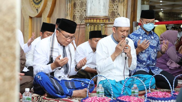 Genap 7 hari Ketua Umum Partai Amanat Nasional (PAN) Zulkifli Hasan melakukan safari politiknya di Jawa Timur. Setelah 5 hari di Tapal Kuda, Zulhas menghabiskan dua hari berikutnya di Mataraman.