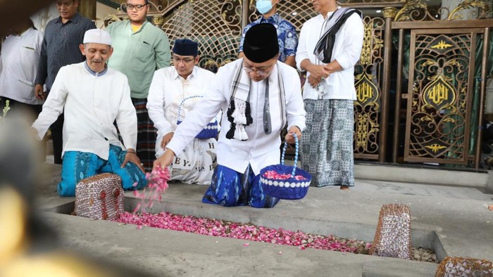 Genap 7 hari Ketua Umum Partai Amanat Nasional (PAN) Zulkifli Hasan melakukan safari politiknya di Jawa Timur. Setelah 5 hari di Tapal Kuda, Zulhas menghabiskan dua hari berikutnya di Mataraman.