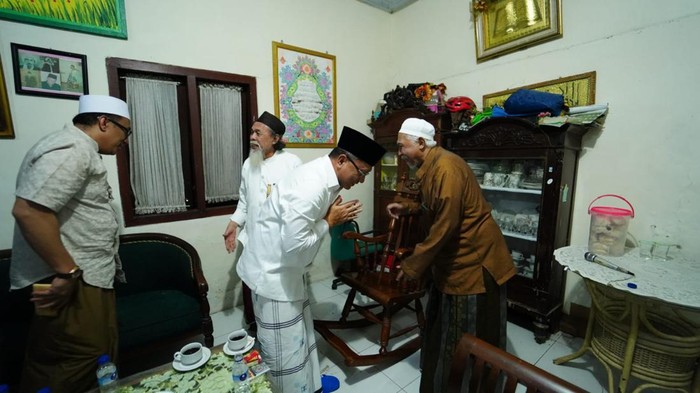 Genap 7 hari Ketua Umum Partai Amanat Nasional (PAN) Zulkifli Hasan melakukan safari politiknya di Jawa Timur. Setelah 5 hari di Tapal Kuda, Zulhas menghabiskan dua hari berikutnya di Mataraman.
