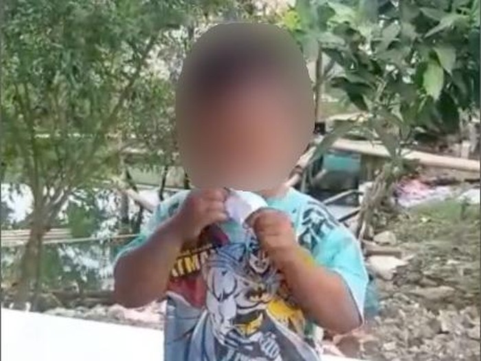 Sebuah video menunjukkan seorang bocah memakan kertas dengan lahap viral di medsos. Bocah tersebut juga ternyata memakan sandal hingga Styrofoam. (Screenshot video viral)