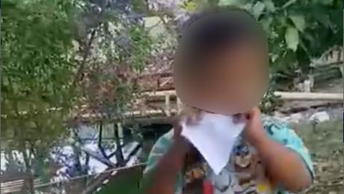 Sebuah video menunjukkan seorang bocah memakan kertas dengan lahap viral di medsos. Bocah tersebut juga ternyata memakan sandal hingga Styrofoam. (Screenshot video viral)