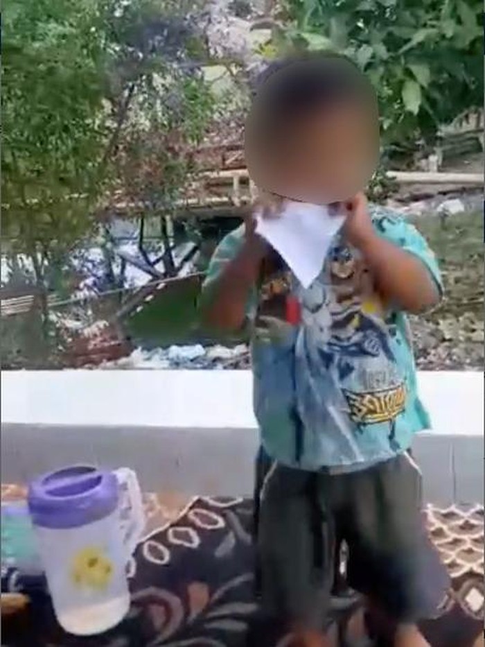 Sebuah video menunjukkan seorang bocah memakan kertas dengan lahap viral di medsos. Bocah tersebut juga ternyata memakan sandal hingga Styrofoam. (Screenshot video viral)