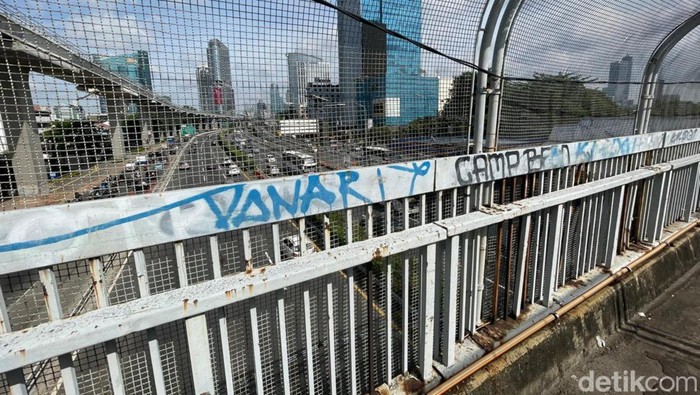 Warga melewati Jembatan Penyeberangan Orang (JPO) di Jalan Gatot Subroto, Pancoran, Jakarta Selatan, Selasa (22/03/2022).