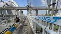 Di beberapa sudut JPO, besi-besi di yang digunakan untuk berpengangan sudah mulai banyak yang rusak dan hilang.  