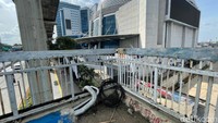 Lillitan kabel listrik menghiasi JPO. Kondisi ini terihat menjadi kumuh.  