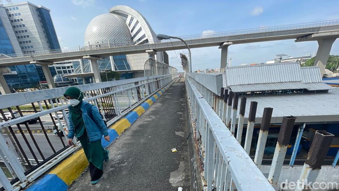 Sedih, JPO di Gatot Subroto Berkarat dan Tidak Terawat Warga melewati Jembatan Penyeberangan Orang (JPO) di Jalan Gatot Subroto, Pancoran, Jakarta Selatan, Selasa (22/03/2022).