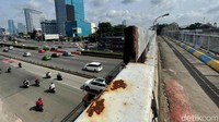 Bahkan besi-besi tersebut sudah mulai berkarat.  