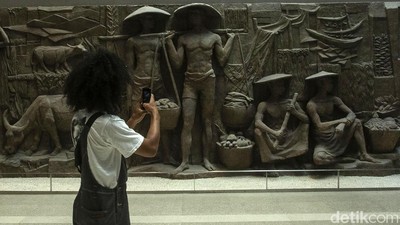 Relief Era Bung Karno Dipajang di Sarinah, Cek Yuks...