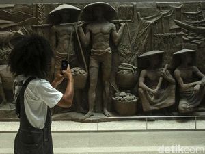Relief Era Bung Karno Dipajang di Sarinah, Cek Yuks...