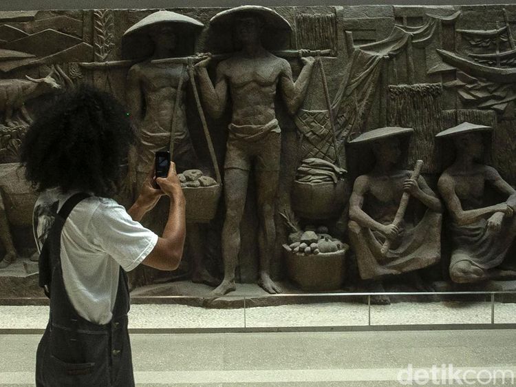 Relief Era Bung Karno Dipajang di Sarinah, Cek Yuks...