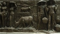 Relief yang tadinya hanya mejeng di basement itu kini diletakkan pada lokasi yang ramai dilalui pengunjung. Bila ditelisik umur relief tadi sudah mencapai setengah abad, yang merupakan peninggalan Presiden Soekarno.