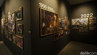 Pengunjung melihat pameran sejarah Sarinah di Mal Sarinah, Jakarta, Selasa (22/3/2022).