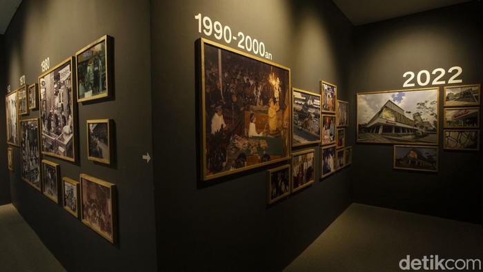 Sejarah hingga Relief Era Bung Karno Dipajang di Sarinah Pusat perbelanjaan Sarinah di Jalan MH Thamrin, Jakarta, kembali dibuka. Kini pengunjung bisa melihat foto-foto sejarah Sarinah hingga relief peninggalan Soekarno.