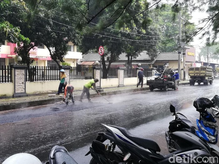 Sejumlah petugas menambal jalan di kawasan Manahan, Solo, Senin (21/3/2022).