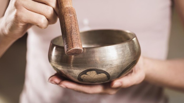 Viral Dipakai Pawang Hujan di Mandalika, Singing Bowl Bisa untuk Terapi Lho