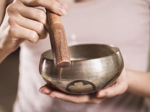 Viral Dipakai Pawang Hujan di Mandalika, Singing Bowl Bisa untuk Terapi Lho