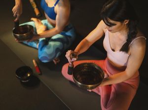 Bukan Mistis! Begini Cara Kerja Singing Bowl untuk Terapi-Meditasi