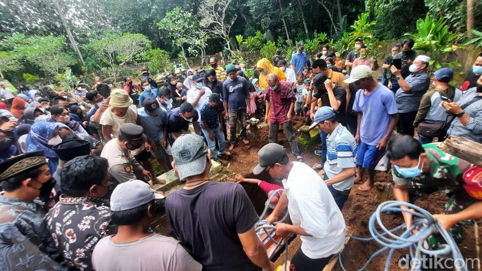 Suasana haru menyelimuti pemakaman bidan Sweetha dan anaknya di Sleman, Selasa (22/3/2022).