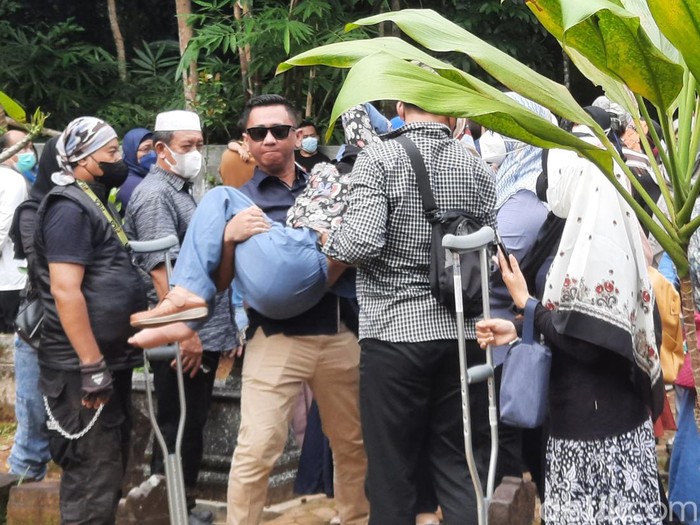 Suasana haru menyelimuti pemakaman bidan Sweetha dan anaknya di Sleman, Selasa (22/3/2022).